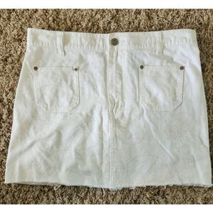 R9  Bill Blass denim mini jean skirt with frayed hem